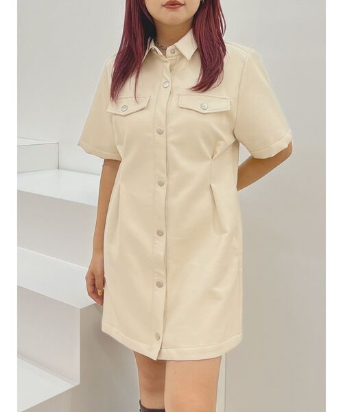 EVRIS(エヴリス)の「フェイクレザーミニワンピース(ワンピース・レディース・ブラック/アイボリー・FREE)」の2枚目の写真