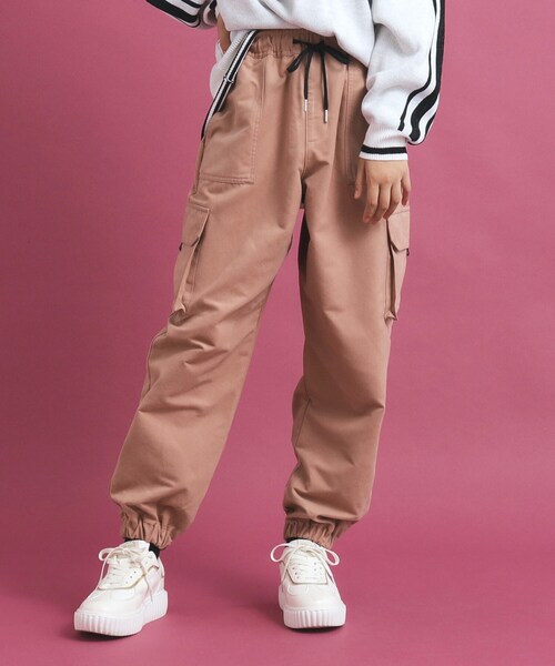 PINK-latte(ピンクラテ)の「ピーチ起毛カーゴパンツ(その他パンツ・キッズ・アイボリー/ブラック/ピンク系・13/14/15 /16)」の1枚目の写真