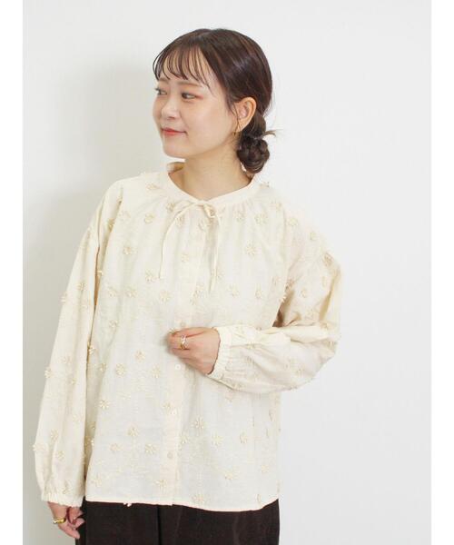 Samansa Mos2(サマンサ モスモス)の「3D刺繍前開きブラウス(シャツ/ブラウス・レディース・ブラック/サックスブルー/キナリ・F)」の9枚目の写真