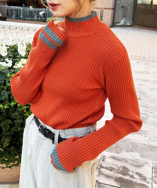 DOUBLE NAME（ダブルネーム）の「フィンガーホールハイネックラインニット（ニット/セーター・レディース・オフホワイト/オレンジ/ブルー/スミクロ・FREE）」の8枚目の写真