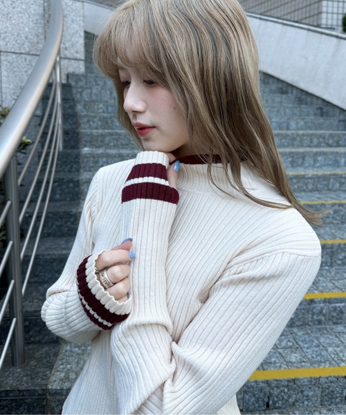 DOUBLE NAME（ダブルネーム）の「フィンガーホールハイネックラインニット（ニット/セーター・レディース・オフホワイト/オレンジ/ブルー/スミクロ・FREE）」の9枚目の写真