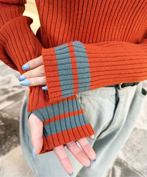 DOUBLE NAME（ダブルネーム）の「フィンガーホールハイネックラインニット（ニット/セーター・レディース・オフホワイト/オレンジ/ブルー/スミクロ・FREE）」の15枚目の写真