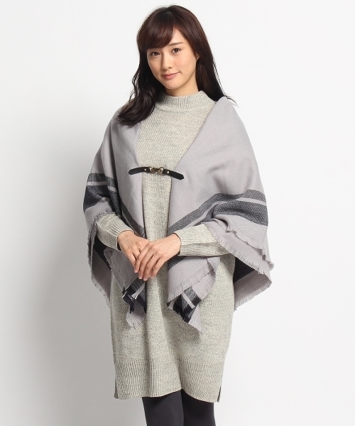 SHOO・LA・RUE（シューラルー）の「ベルト付きポンチョストール（ストール/ショール・レディース・ホワイト/グレー/ネイビー・00）」の5枚目の写真