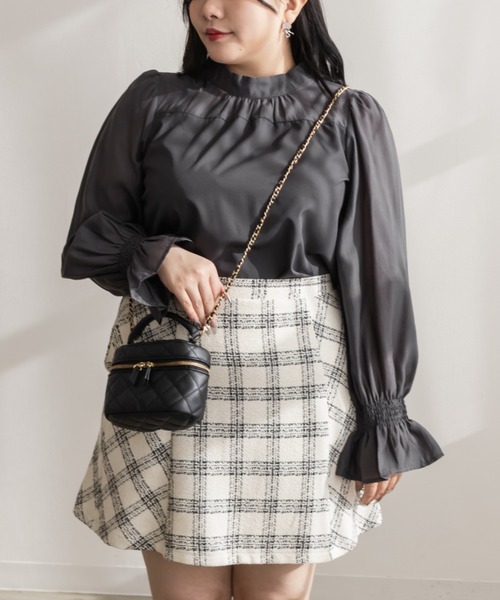 CLETTE(クレット)の「袖シャーリング切替ブラウス(シャツ/ブラウス・レディース・ブラック/チャコールグレー/オフホワイト・4L/LL/3L)」の2枚目の写真