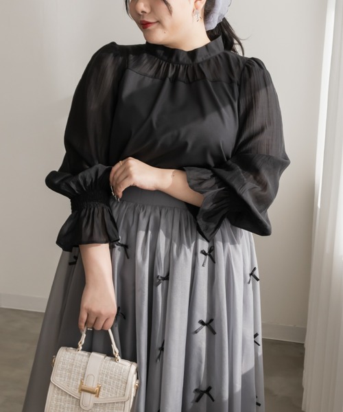 CLETTE(クレット)の「袖シャーリング切替ブラウス(シャツ/ブラウス・レディース・ブラック/チャコールグレー/オフホワイト・4L/LL/3L)」の9枚目の写真