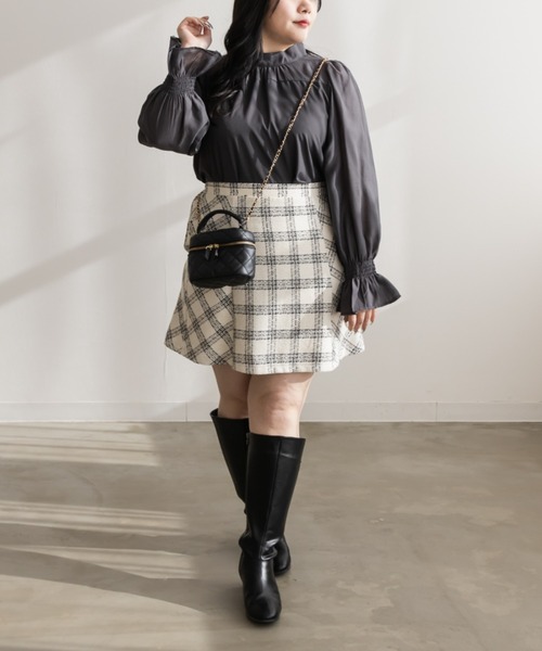 CLETTE(クレット)の「袖シャーリング切替ブラウス(シャツ/ブラウス・レディース・ブラック/チャコールグレー/オフホワイト・4L/LL/3L)」の15枚目の写真