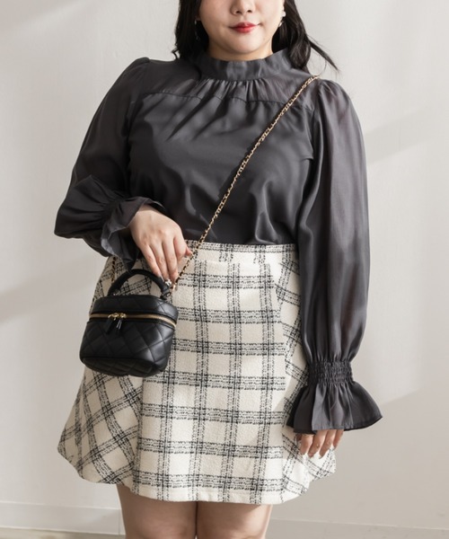 CLETTE(クレット)の「袖シャーリング切替ブラウス(シャツ/ブラウス・レディース・ブラック/チャコールグレー/オフホワイト・4L/LL/3L)」の13枚目の写真