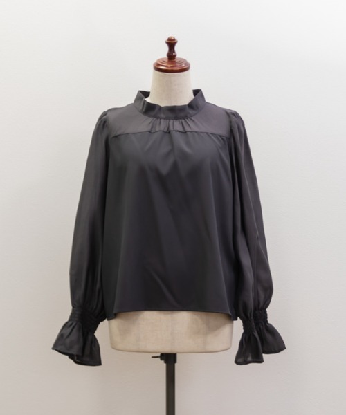 CLETTE(クレット)の「袖シャーリング切替ブラウス(シャツ/ブラウス・レディース・ブラック/チャコールグレー/オフホワイト・4L/LL/3L)」の16枚目の写真