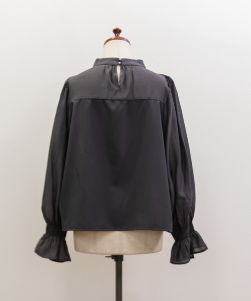 CLETTE(クレット)の「袖シャーリング切替ブラウス(シャツ/ブラウス・レディース・ブラック/チャコールグレー/オフホワイト・4L/LL/3L)」の18枚目の写真