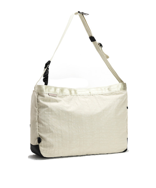 CHROME（クローム）の「［ CHROME / クローム ］NEWSPAPER MESSENGER / ニュースペーパー メッセンジャー バッグ 耐水 26L ビッグショルダーバッグ（ショルダーバッグ・メンズ・ベージュ/ブラック/グレー・FREE）」の4枚目の写真