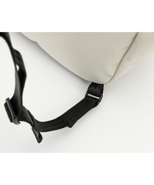 CHROME（クローム）の「［ CHROME / クローム ］NEWSPAPER MESSENGER / ニュースペーパー メッセンジャー バッグ 耐水 26L ビッグショルダーバッグ（ショルダーバッグ・メンズ・ベージュ/ブラック/グレー・FREE）」の13枚目の写真