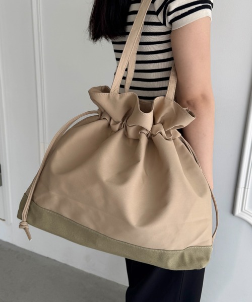 wears(ウェアーズ)の「【A4収納可】大容量 巾着トートバッグ(ショルダーバッグ・レディース・ブラック/ベージュ・FREE)」の1枚目の写真