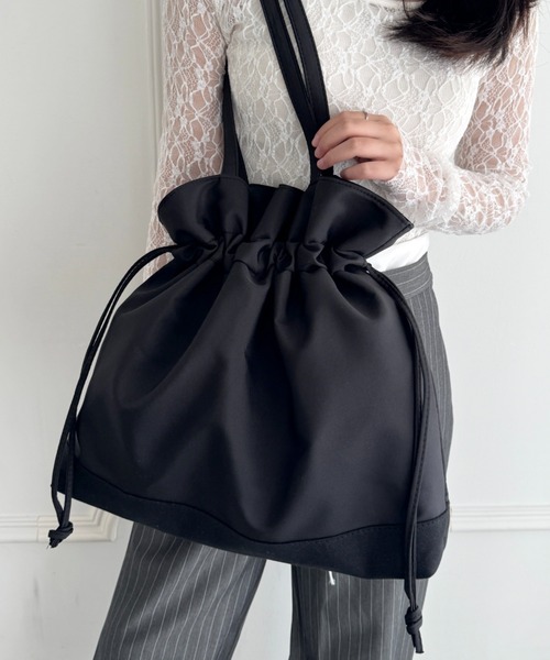 wears(ウェアーズ)の「【A4収納可】大容量 巾着トートバッグ(ショルダーバッグ・レディース・ブラック/ベージュ・FREE)」の2枚目の写真