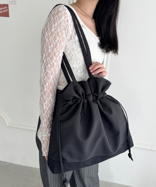 wears(ウェアーズ)の「【A4収納可】大容量 巾着トートバッグ(ショルダーバッグ・レディース・ブラック/ベージュ・FREE)」の5枚目の写真