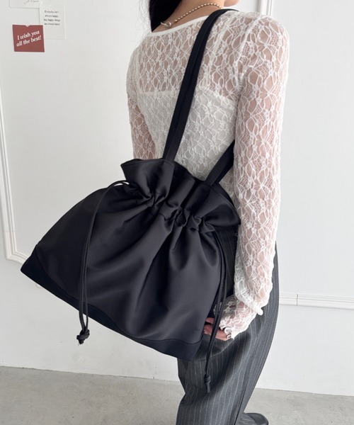 wears(ウェアーズ)の「【A4収納可】大容量 巾着トートバッグ(ショルダーバッグ・レディース・ブラック/ベージュ・FREE)」の6枚目の写真