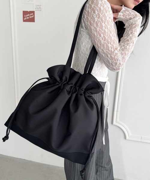 wears(ウェアーズ)の「【A4収納可】大容量 巾着トートバッグ(ショルダーバッグ・レディース・ブラック/ベージュ・FREE)」の7枚目の写真