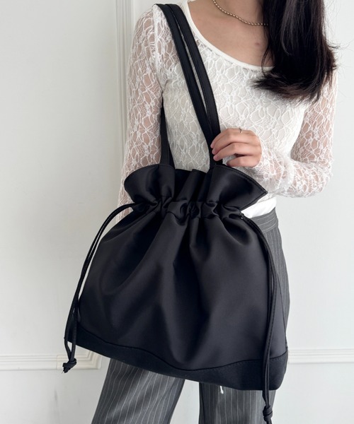 wears(ウェアーズ)の「【A4収納可】大容量 巾着トートバッグ(ショルダーバッグ・レディース・ブラック/ベージュ・FREE)」の8枚目の写真