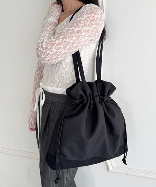 wears(ウェアーズ)の「【A4収納可】大容量 巾着トートバッグ(ショルダーバッグ・レディース・ブラック/ベージュ・FREE)」の9枚目の写真