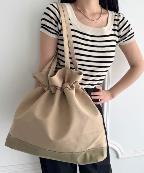 wears(ウェアーズ)の「【A4収納可】大容量 巾着トートバッグ(ショルダーバッグ・レディース・ブラック/ベージュ・FREE)」の12枚目の写真