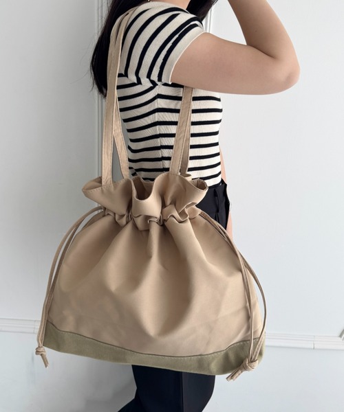wears(ウェアーズ)の「【A4収納可】大容量 巾着トートバッグ(ショルダーバッグ・レディース・ブラック/ベージュ・FREE)」の13枚目の写真