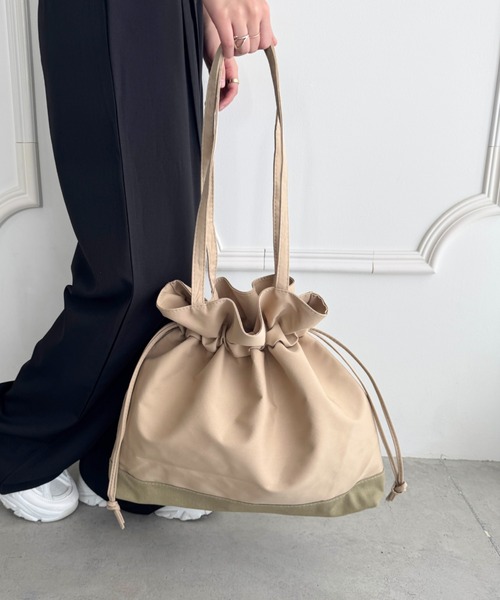 wears(ウェアーズ)の「【A4収納可】大容量 巾着トートバッグ(ショルダーバッグ・レディース・ブラック/ベージュ・FREE)」の15枚目の写真