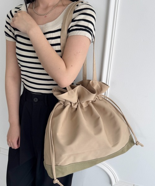 wears(ウェアーズ)の「【A4収納可】大容量 巾着トートバッグ(ショルダーバッグ・レディース・ブラック/ベージュ・FREE)」の16枚目の写真