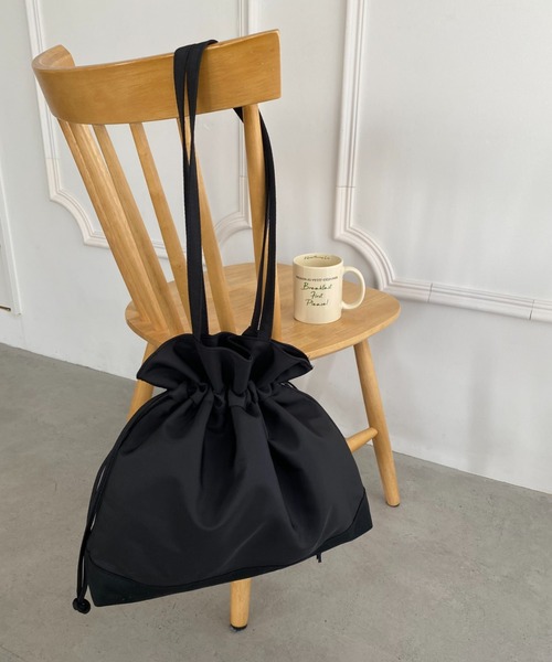 wears(ウェアーズ)の「【A4収納可】大容量 巾着トートバッグ(ショルダーバッグ・レディース・ブラック/ベージュ・FREE)」の3枚目の写真