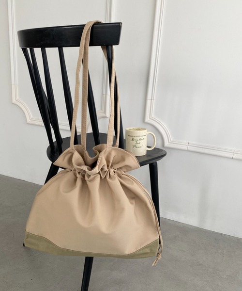 wears(ウェアーズ)の「【A4収納可】大容量 巾着トートバッグ(ショルダーバッグ・レディース・ブラック/ベージュ・FREE)」の11枚目の写真