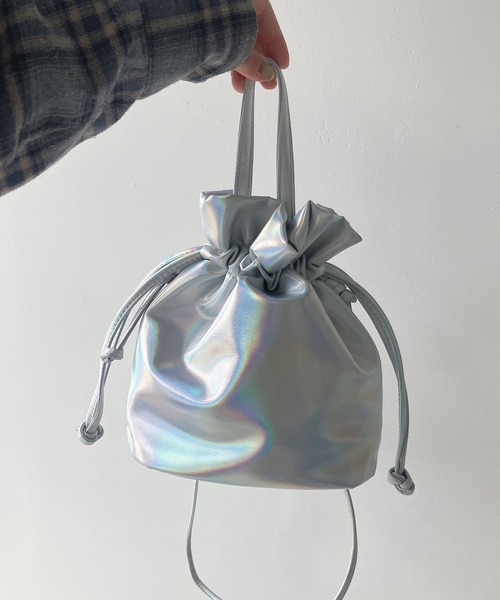 AS KNOW AS plus(アズノゥアズプラス)の「エコレザー メタリック巾着ショルダーバッグ(ショルダーバッグ・レディース・その他/ガンメタ/シルバー/ブロンズ・FREE)」の3枚目の写真