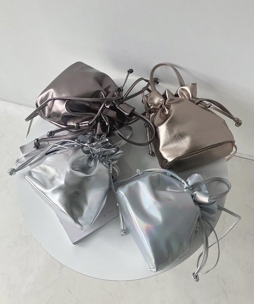 AS KNOW AS plus(アズノゥアズプラス)の「エコレザー メタリック巾着ショルダーバッグ(ショルダーバッグ・レディース・その他/ガンメタ/シルバー/ブロンズ・FREE)」の10枚目の写真