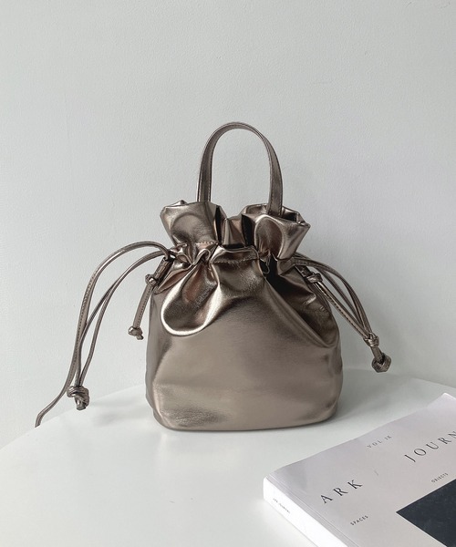 AS KNOW AS plus(アズノゥアズプラス)の「エコレザー メタリック巾着ショルダーバッグ(ショルダーバッグ・レディース・その他/ガンメタ/シルバー/ブロンズ・FREE)」の15枚目の写真