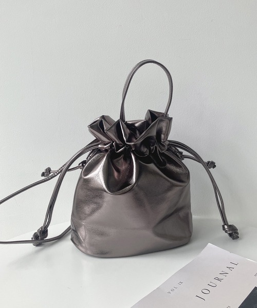 AS KNOW AS plus(アズノゥアズプラス)の「エコレザー メタリック巾着ショルダーバッグ(ショルダーバッグ・レディース・その他/ガンメタ/シルバー/ブロンズ・FREE)」の8枚目の写真