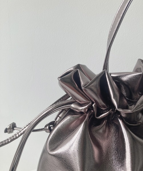 AS KNOW AS plus(アズノゥアズプラス)の「エコレザー メタリック巾着ショルダーバッグ(ショルダーバッグ・レディース・その他/ガンメタ/シルバー/ブロンズ・FREE)」の7枚目の写真