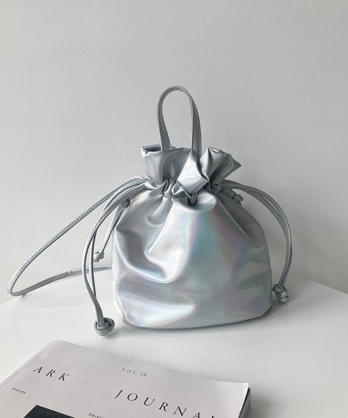 AS KNOW AS plus(アズノゥアズプラス)の「エコレザー メタリック巾着ショルダーバッグ(ショルダーバッグ・レディース・その他/ガンメタ/シルバー/ブロンズ・FREE)」の13枚目の写真