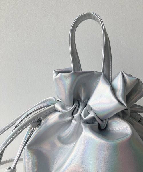 AS KNOW AS plus(アズノゥアズプラス)の「エコレザー メタリック巾着ショルダーバッグ(ショルダーバッグ・レディース・その他/ガンメタ/シルバー/ブロンズ・FREE)」の12枚目の写真