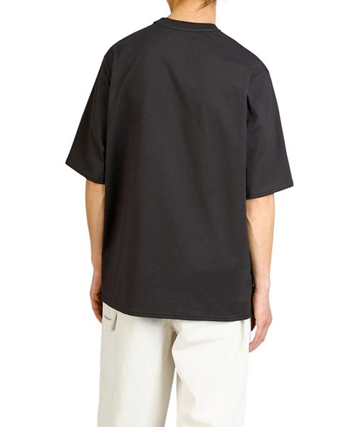 marka（マーカ）の「marka / マーカ：CREW NECK TEE - 40/2 organic cotton knit -：M25A-08CS02B[COR]（Tシャツ/カットソー・メンズ・チャコールグレー/ライトグレー・2/3/1）」の16枚目の写真