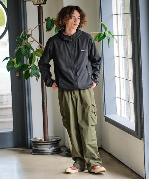 ragged mountain（ラギットマウンテン）の「【RAGGED MOUNTAIN/ラギットマウンテン】BERLIN/バーリン 撥水 UVカット ポケッタブルパーカー ユニセックス オーバーサイズ キャンプ フェス 通勤 通学 華奢見え（マウンテンパーカー・メンズ・カーキ/ブラック/チャコールグレー/ネイビー・X-LARGE/LARGE/MEDIUM）」の5枚目の写真