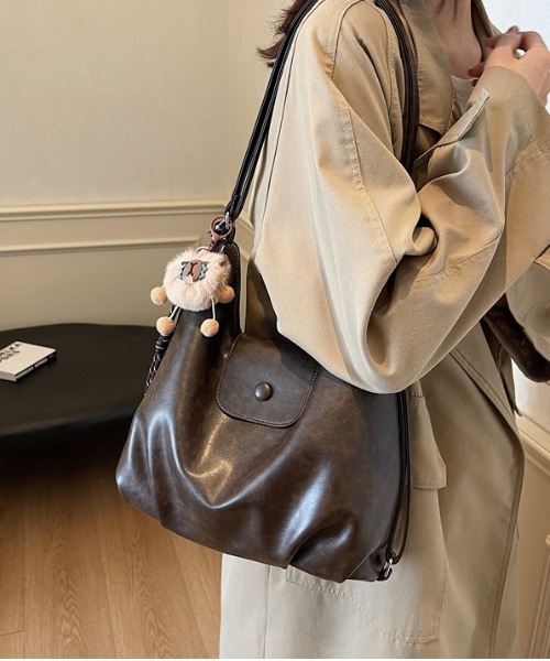 gossip！ロサンゼルス（ゴシップロサンゼルス）の「Y2Kチャーム付き大容量バッグ ショルダーバッグ＆斜め掛けバッグ デイリー＆通勤用/3WAY（ショルダーバッグ・レディース・ブラウン/ダークブラウン/ブラック/カーキブラウン/オフホワイト・FREE）」の4枚目の写真