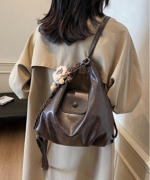 gossip！ロサンゼルス（ゴシップロサンゼルス）の「Y2Kチャーム付き大容量バッグ ショルダーバッグ＆斜め掛けバッグ デイリー＆通勤用/3WAY（ショルダーバッグ・レディース・ブラウン/ダークブラウン/ブラック/カーキブラウン/オフホワイト・FREE）」の9枚目の写真