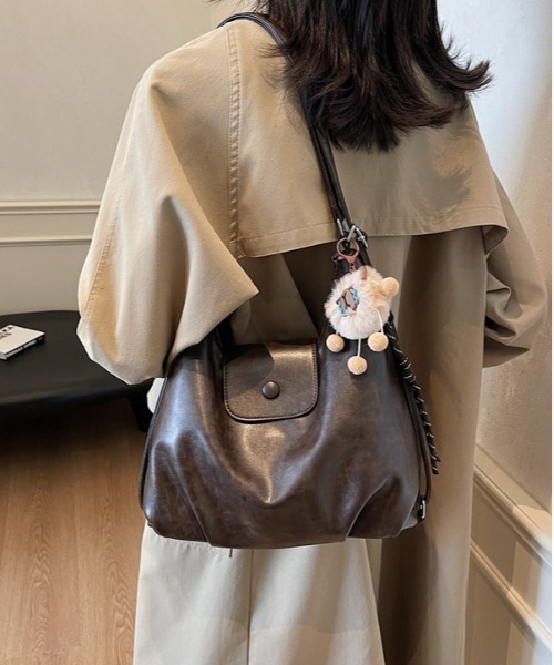 gossip！ロサンゼルス（ゴシップロサンゼルス）の「Y2Kチャーム付き大容量バッグ ショルダーバッグ＆斜め掛けバッグ デイリー＆通勤用/3WAY（ショルダーバッグ・レディース・ブラウン/ダークブラウン/ブラック/カーキブラウン/オフホワイト・FREE）」の12枚目の写真