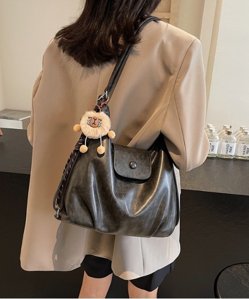 gossip！ロサンゼルス（ゴシップロサンゼルス）の「Y2Kチャーム付き大容量バッグ ショルダーバッグ＆斜め掛けバッグ デイリー＆通勤用/3WAY（ショルダーバッグ・レディース・ブラウン/ダークブラウン/ブラック/カーキブラウン/オフホワイト・FREE）」の15枚目の写真