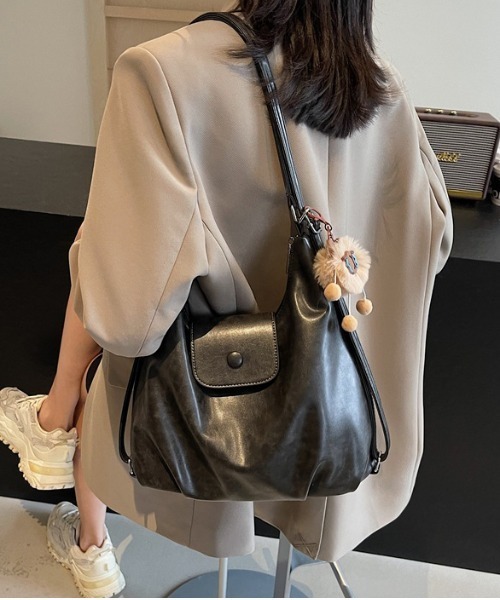 gossip！ロサンゼルス（ゴシップロサンゼルス）の「Y2Kチャーム付き大容量バッグ ショルダーバッグ＆斜め掛けバッグ デイリー＆通勤用/3WAY（ショルダーバッグ・レディース・ブラウン/ダークブラウン/ブラック/カーキブラウン/オフホワイト・FREE）」の16枚目の写真