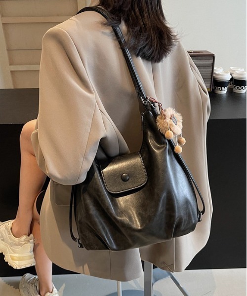 gossip！ロサンゼルス（ゴシップロサンゼルス）の「Y2Kチャーム付き大容量バッグ ショルダーバッグ＆斜め掛けバッグ デイリー＆通勤用/3WAY（ショルダーバッグ・レディース・ブラウン/ダークブラウン/ブラック/カーキブラウン/オフホワイト・FREE）」の17枚目の写真