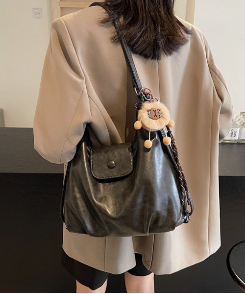 gossip！ロサンゼルス（ゴシップロサンゼルス）の「Y2Kチャーム付き大容量バッグ ショルダーバッグ＆斜め掛けバッグ デイリー＆通勤用/3WAY（ショルダーバッグ・レディース・ブラウン/ダークブラウン/ブラック/カーキブラウン/オフホワイト・FREE）」の19枚目の写真