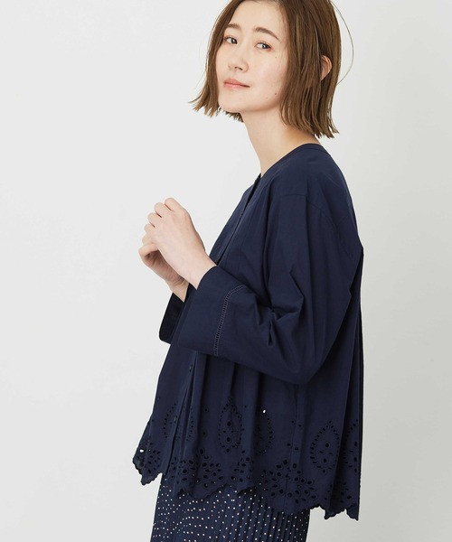 Petit Honfleur(プチオンフルール)の「スカラップレースブラウス【人気のため新色追加】(シャツ/ブラウス・レディース・ネイビー/ホワイト/モカ・9号/11号/13号)」の7枚目の写真