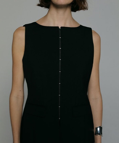 ETRE TOKYO（エトレトウキョウ）の「SANTEフロントホックボートネックベスト（ベスト・レディース・グレー/ブラック・S/M）」の2枚目の写真