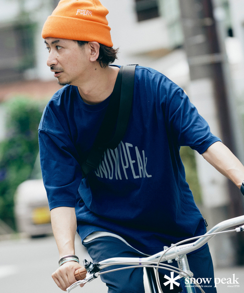 Snow Peak（スノーピーク）の「SNOWPEAK / スノーピーク 別注 ”トラペゾイド” ロゴTシャツ（Tシャツ/カットソー・メンズ・チャコールグレー/ホワイト/ネイビー/イエロー・SMALL/MEDIUM/LARGE）」の3枚目の写真