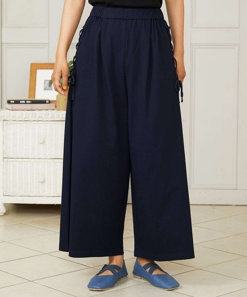 Jocomomola(ホコモモラ)の「Hiedra 刺繍入りレースアップワイドパンツ(その他パンツ・レディース・サンドベージュ/ネイビー・40)」の2枚目の写真