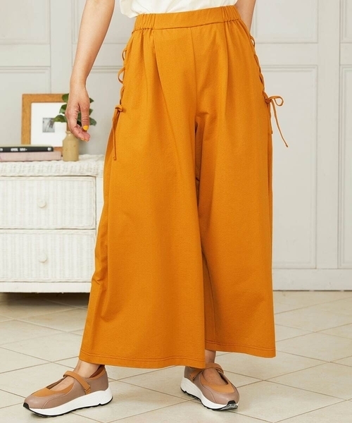 Jocomomola(ホコモモラ)の「Hiedra 刺繍入りレースアップワイドパンツ(その他パンツ・レディース・サンドベージュ/ネイビー・40)」の1枚目の写真