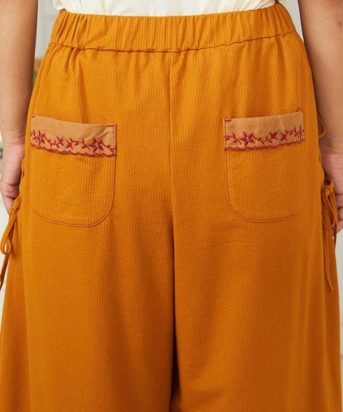 Jocomomola(ホコモモラ)の「Hiedra 刺繍入りレースアップワイドパンツ(その他パンツ・レディース・サンドベージュ/ネイビー・40)」の9枚目の写真